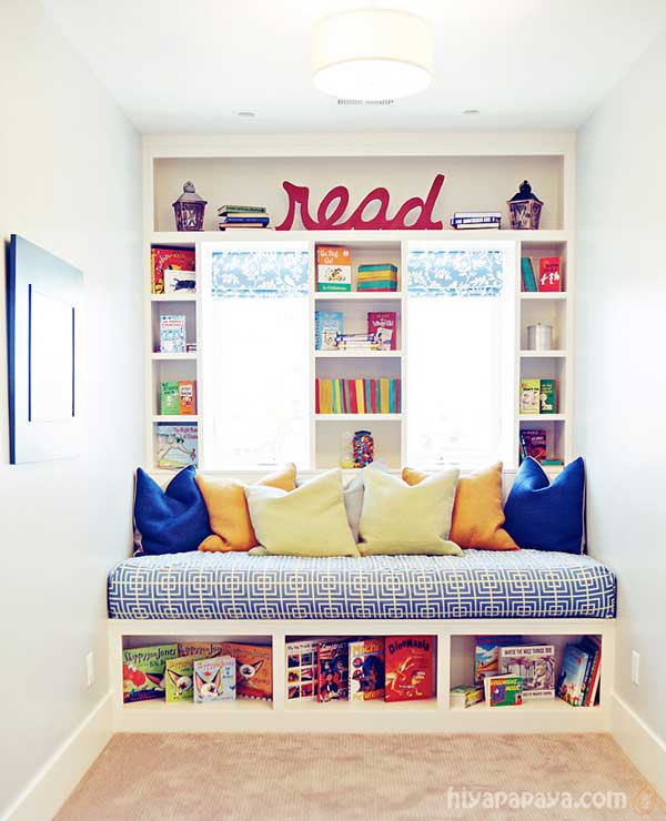 Un rincón de lectura en la habitación infantil