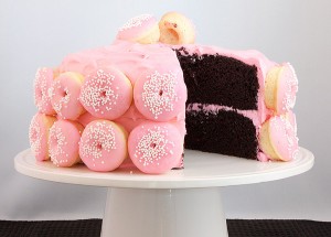 Tarta rosa de chocolate con donuts