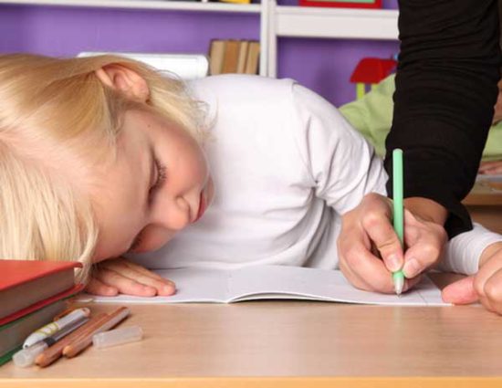 hacer las tareas o deberes