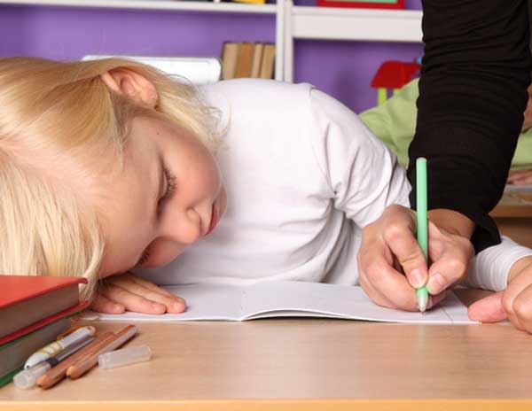 hacer las tareas o deberes