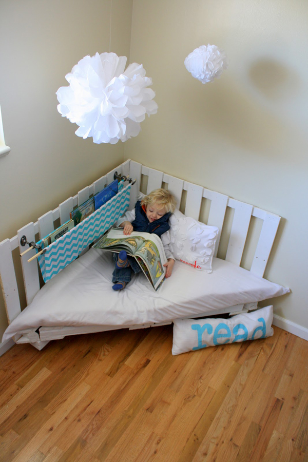 Un rincón de lectura en la habitación infantil