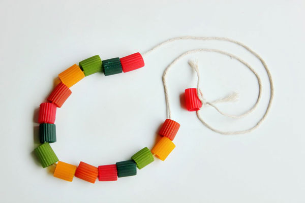 Manualidad infantil con pasta: collares con fideos