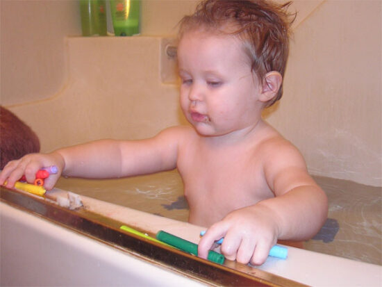 Cómo hacer crayones para el baño