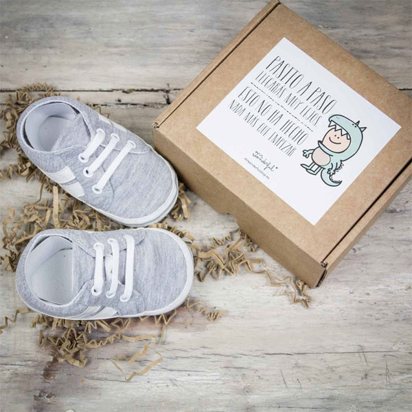 ¿Qué Os Parece Regalar Unos Zapatos Tan Monos Como Los De La Foto? Las Zapatillas Pasito A Pasito Son De Algodón Y Están Indicadas Para Bebés De 6 A 9 Meses. ¡Y Vienen Presentadas En Una Bonita Cajita Kraft Con Un Diseño De Mr. Wonderful En La Tapa!