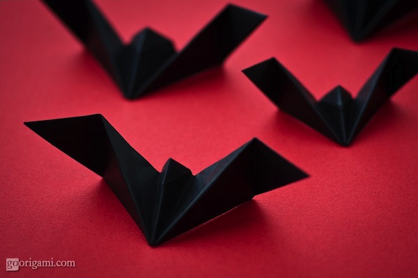 Murciélago de origami fácil para Halloween - Pequeocio