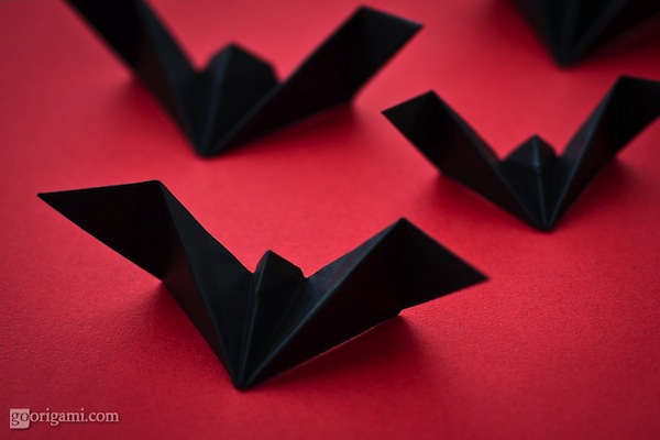 Murciélago de origami fácil para Halloween - Pequeocio Murciélago de origami fácil para Halloween - Pequeocio