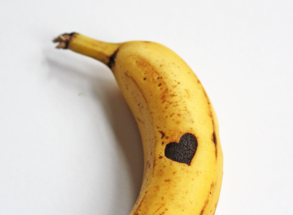 Receta infantil con frutas: plátanos tatuados