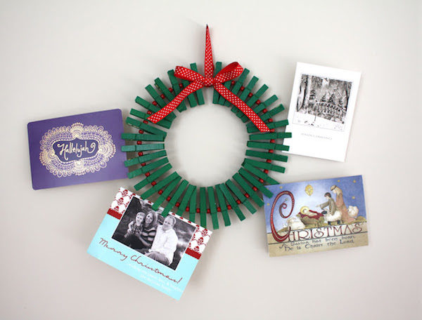 una corona de navidad hecha con pinzas