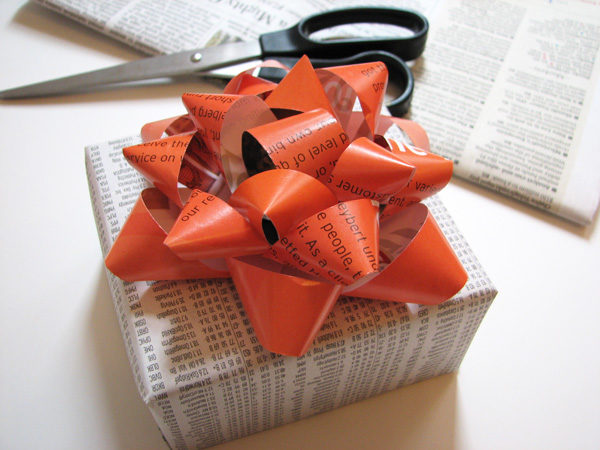 cómo hacer un lazo para regalo con papel de revista