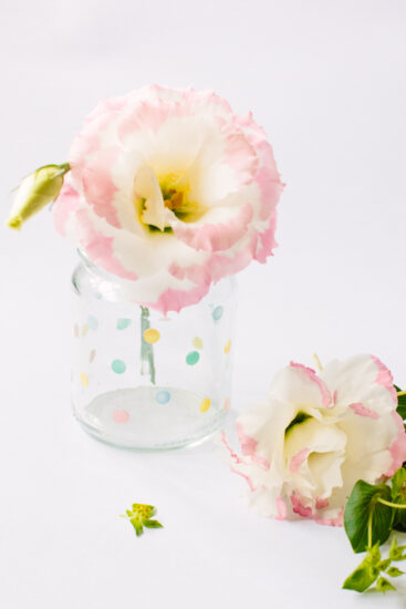 frascos de cristal decorados con esmalte de uñas