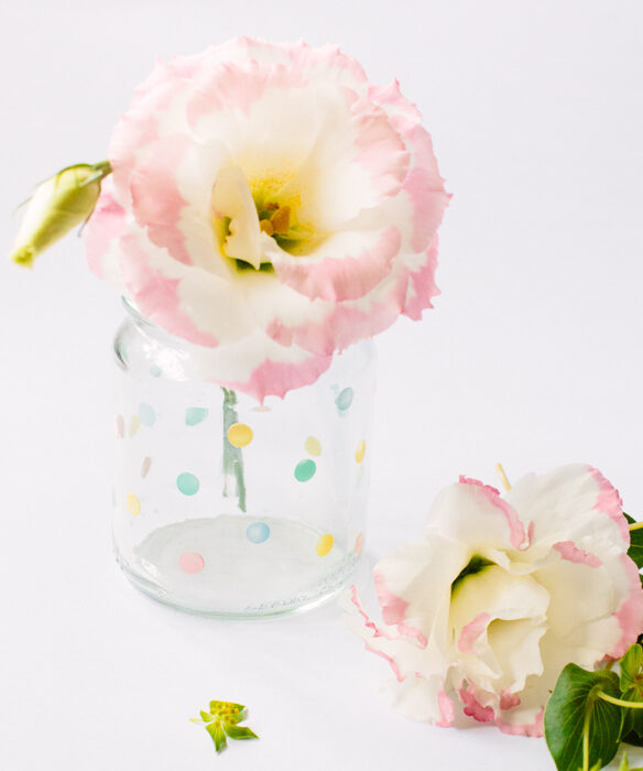 frascos de cristal decorados con esmalte de uñas