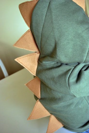 disfraz de dinosaurio hecho con una sudadera