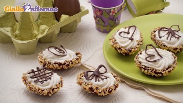 huevos de chocolate con mousse de pera