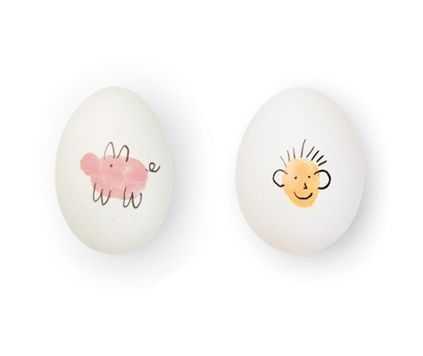 huevos decorados con las huellas de los niños