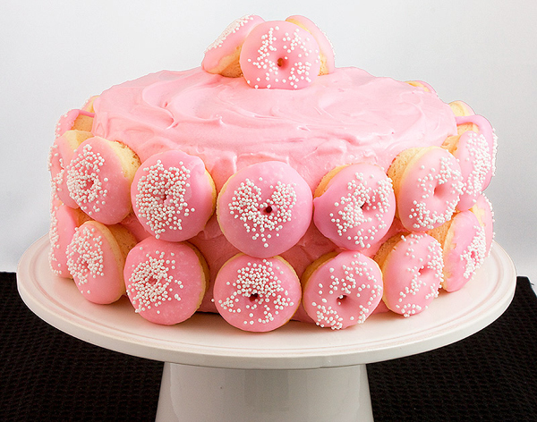 Tarta decorada con donuts