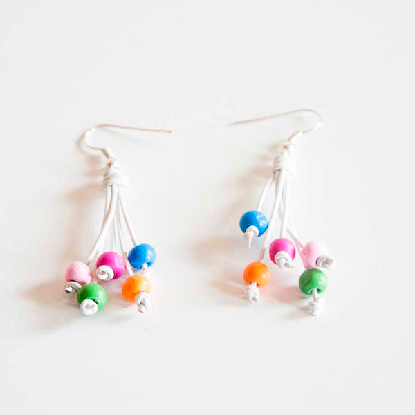 Detalle-Pendientes-Con-Bolas-De-Madera