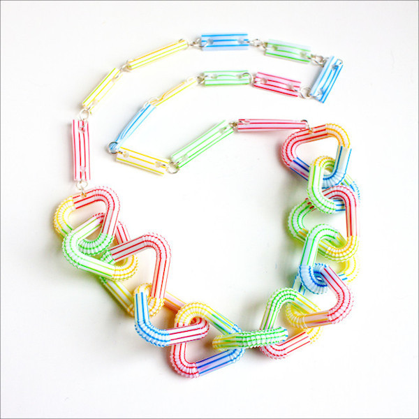 Hacer collares con los niños