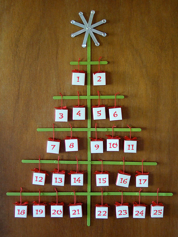 CALENDARIO ADVIENTO CARTON EN FORMA DE ARBOL - TONOS CLASICOS