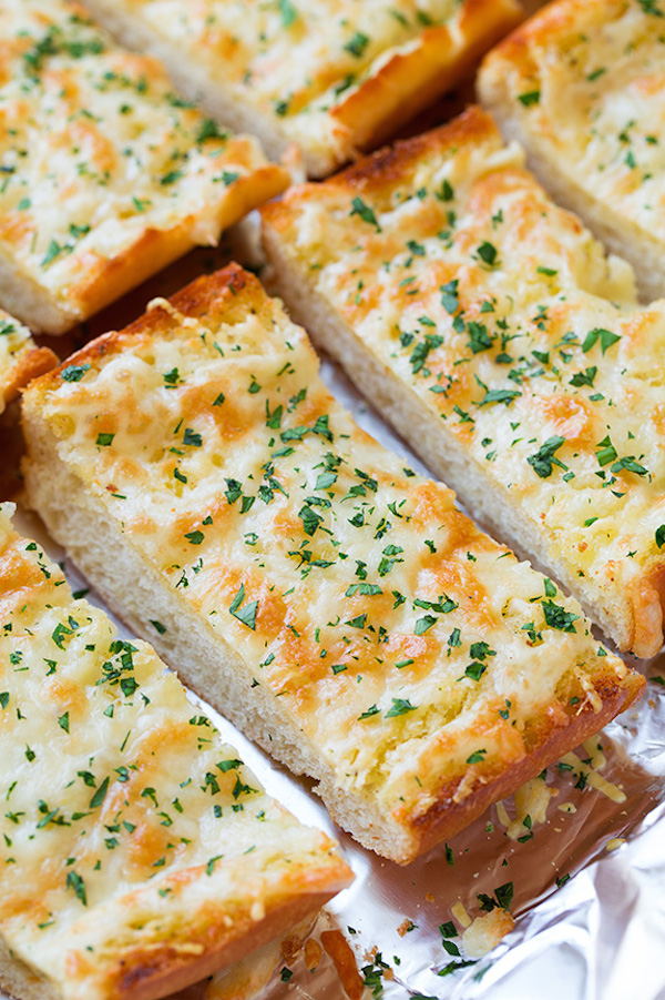 Приготовить сыр с чесноком и майонезом. Чесночный хлеб (garlic Bread). Закуски из хлеба. Бутерброды с пармезаном. Закуска из хлеба с сыром.