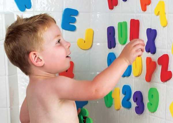 Juguetes educativos: letras para el baño
