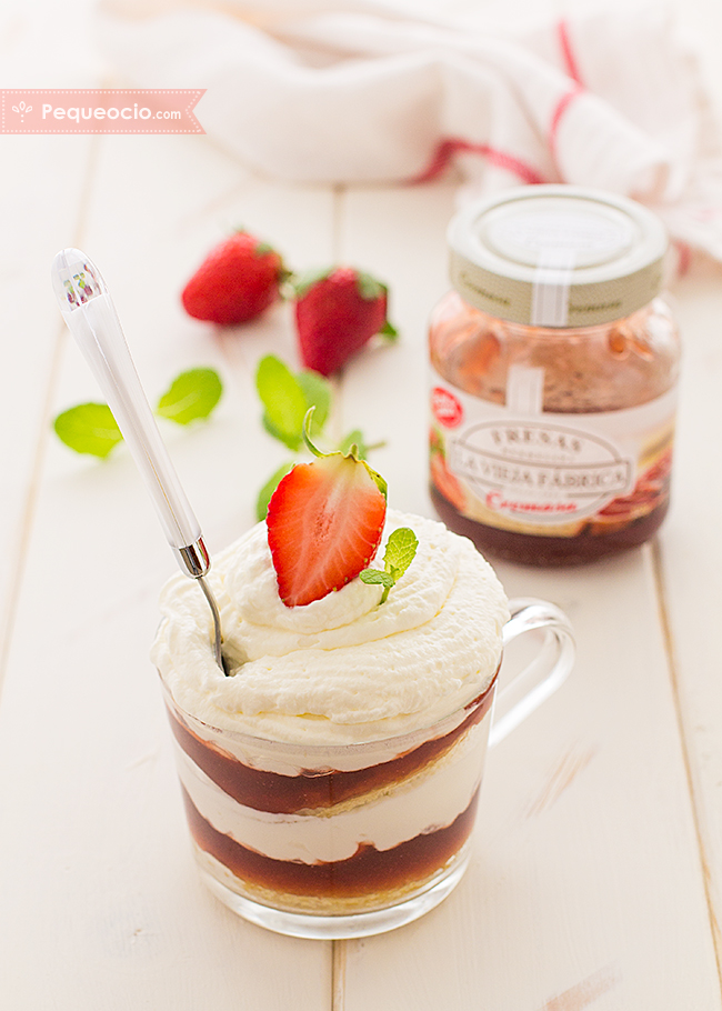 Trifle De Mermelada De Fresa, Bizcocho De Vainilla Y Nata