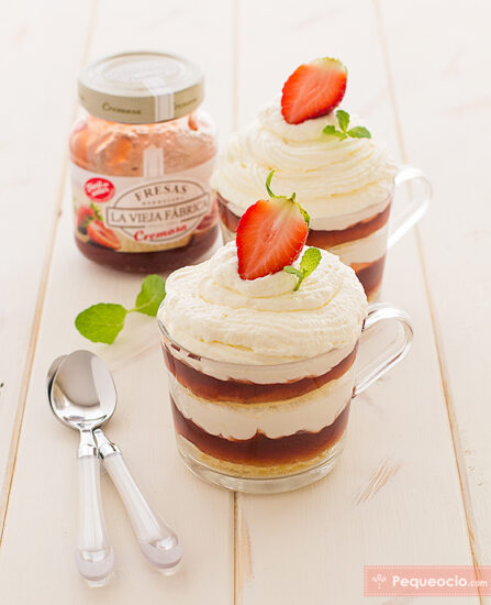 trifle de mermelada de fresas con nata y bizcocho