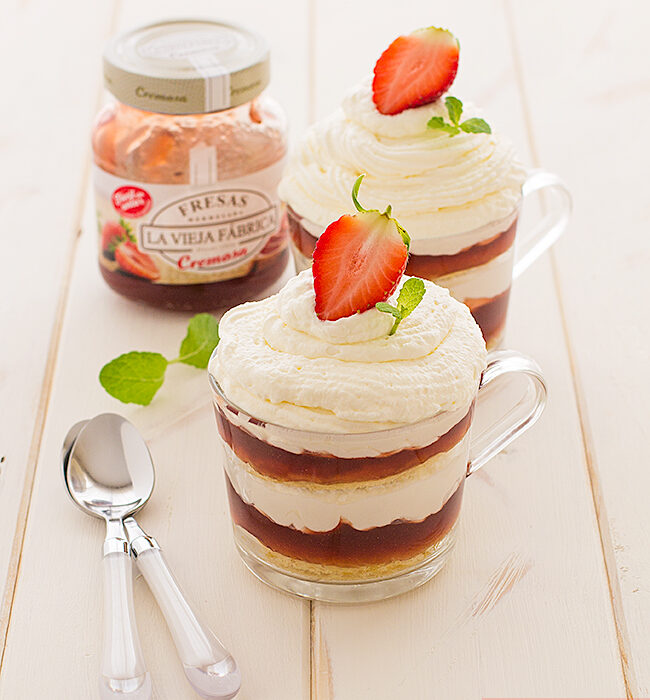 trifle de mermelada de fresas con nata y bizcocho