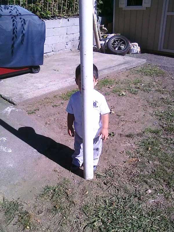 Niños Jugando Al Escondite