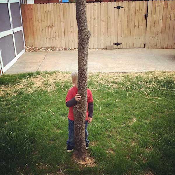 Niños Jugando Al Escondite