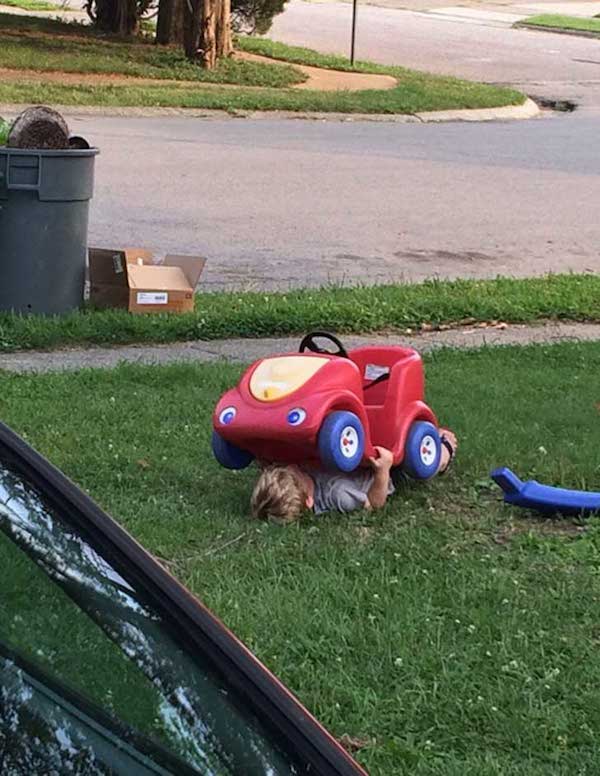 Niños Jugando Al Escondite