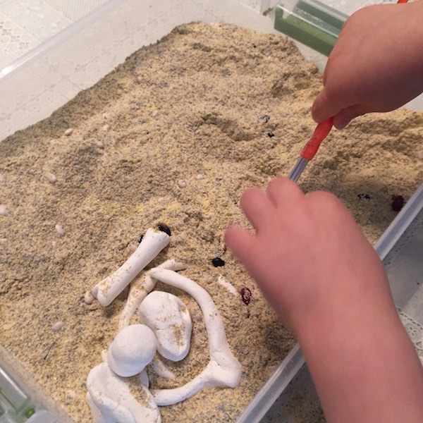 Cómo hacer huesos de dinosaurios para niños - Pequeocio