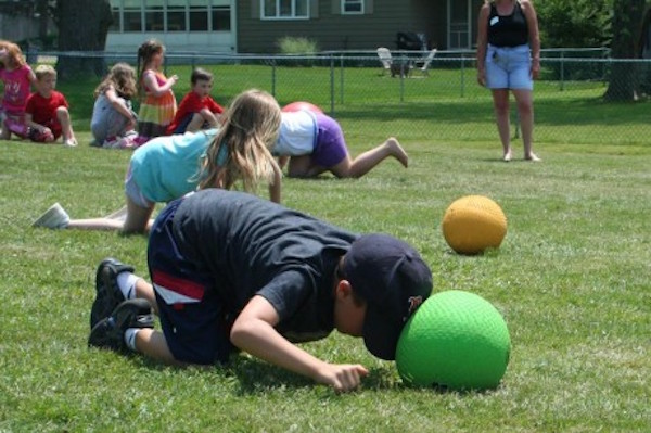 5 JUEGOS DE PELOTAS para niños (¡muy divertidos!) | Pequeocio