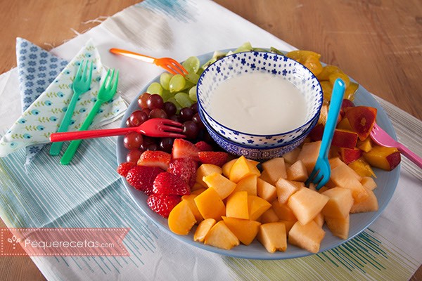 5 meriendas saludables con yogur y fruta - Pequeocio