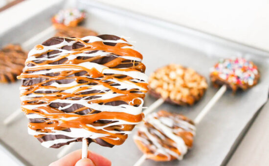 postres fáciles: piruletas de manzana de caramelo
