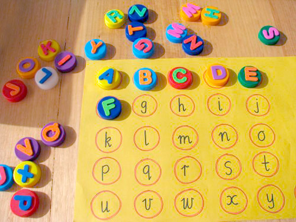 Manualidades recicladas: alfabeto con tapas de plastico