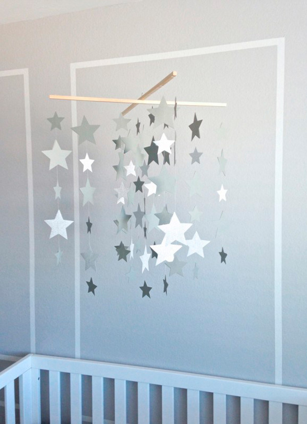 Móvil casero con estrellas para dormitorios infantiles