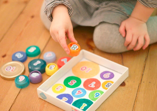 Manualidades recicladas: juegos hechos con tapas de plastico
