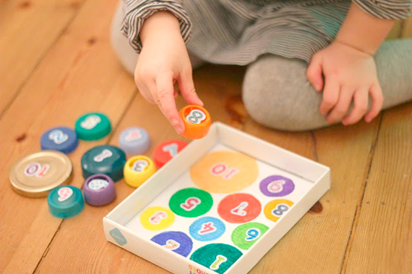 Manualidades recicladas: juegos hechos con tapas de plastico