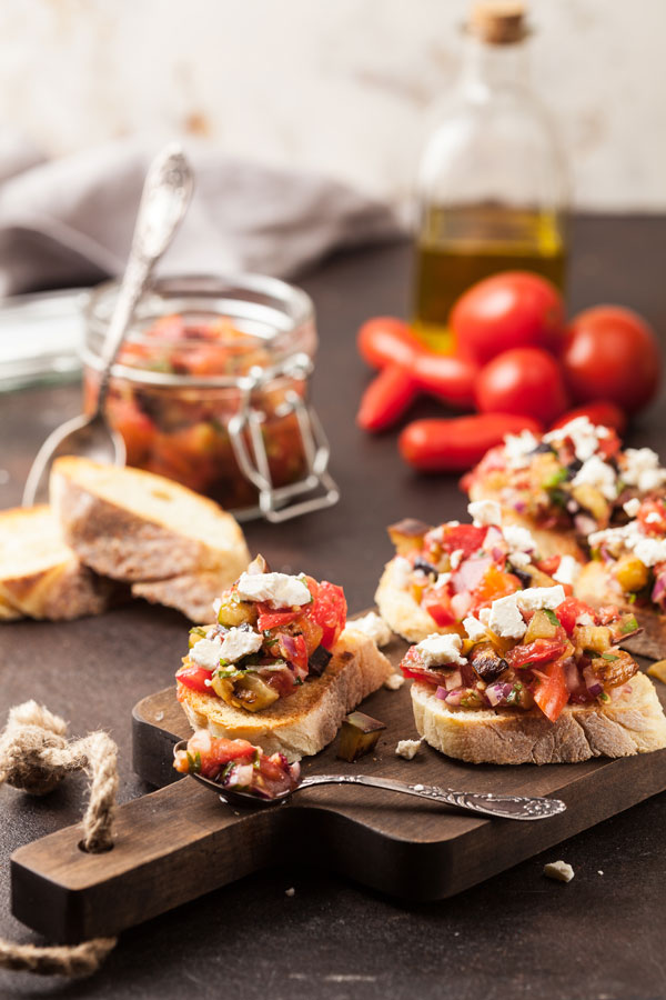 Bruschetta De Berenjenas, Tomate Y Queso De Cabra