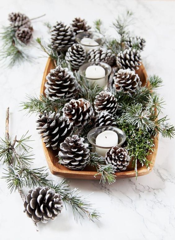 Decoración de Navidad con piñas secas