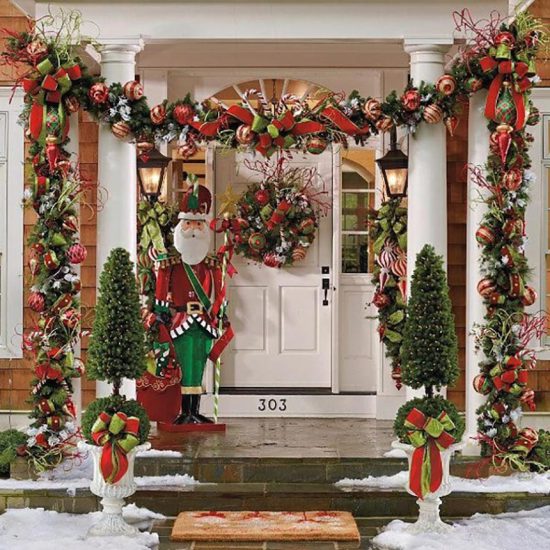 Decorar la puerta para Navidad