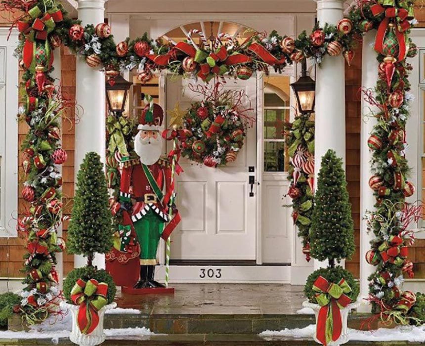Decorar la puerta para Navidad