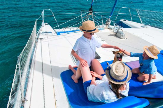 Alquiler catamarán vacaciones con niños