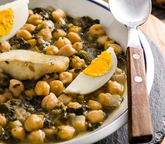 Potaje de garbanzos con espinacas y bacalao
