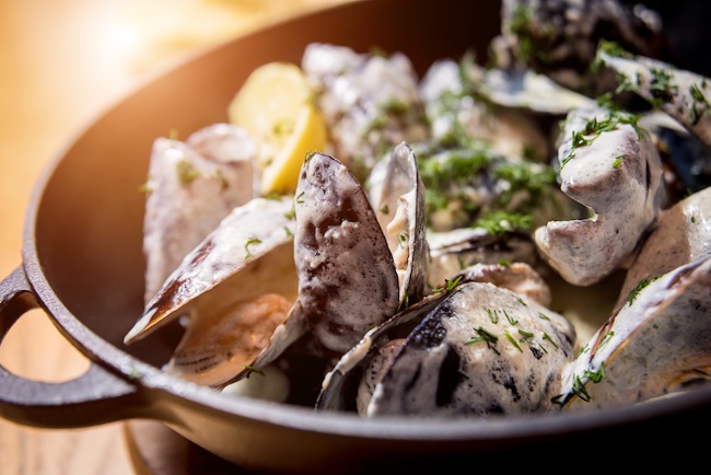 Mejillones Con Salsa Blanca De Ajo