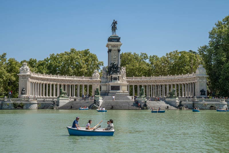 barcas del estanque en el Retiro de Madrid con niños