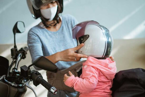 niños en moto