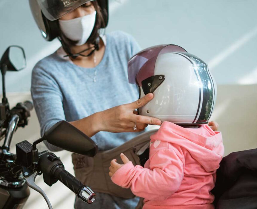 niños en moto