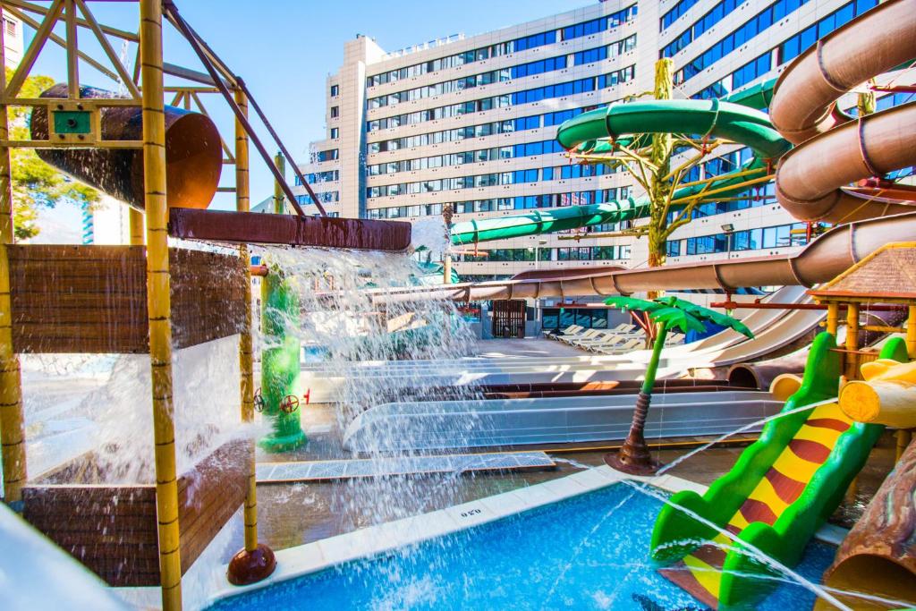 Magic Aqua Rock Gardens Hotel Para Familias Con Toboganes Benidorm