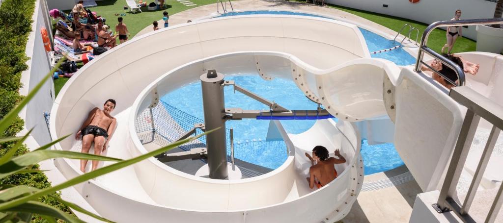 RH Princesa Hotel & Spa piscina con toboganes infantiles